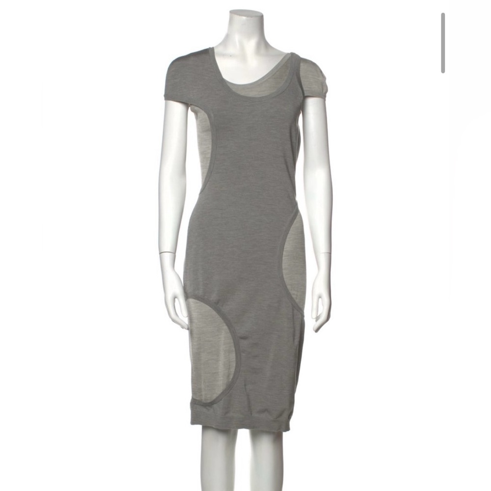 Alexander McQueen
Silk Knee-Length Dress
Size: M